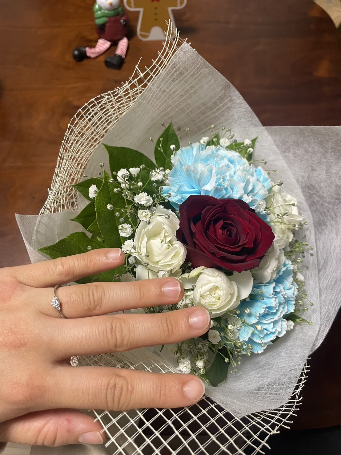 花束と指輪の写真