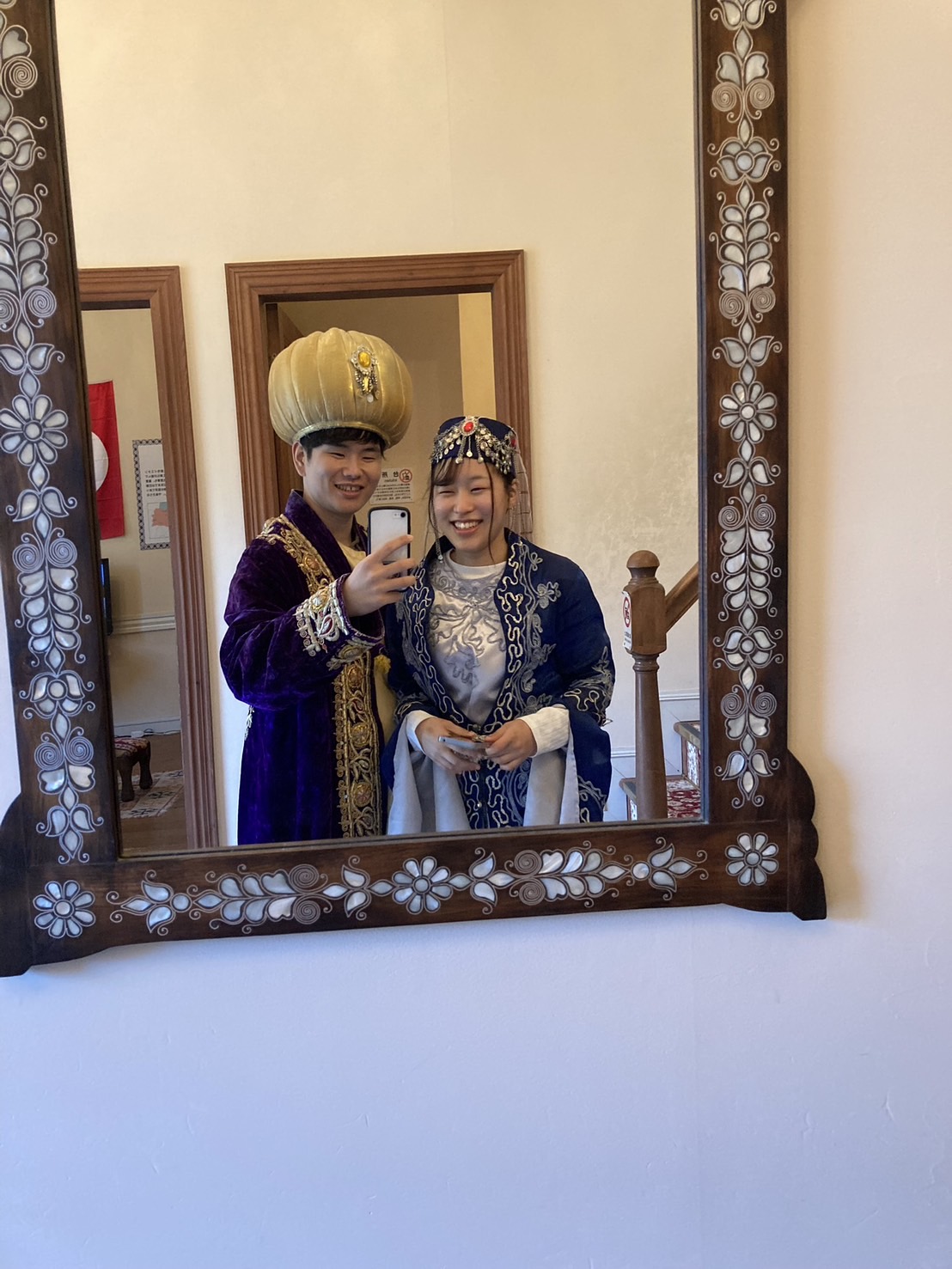 民族衣装姿のお二人の写真
