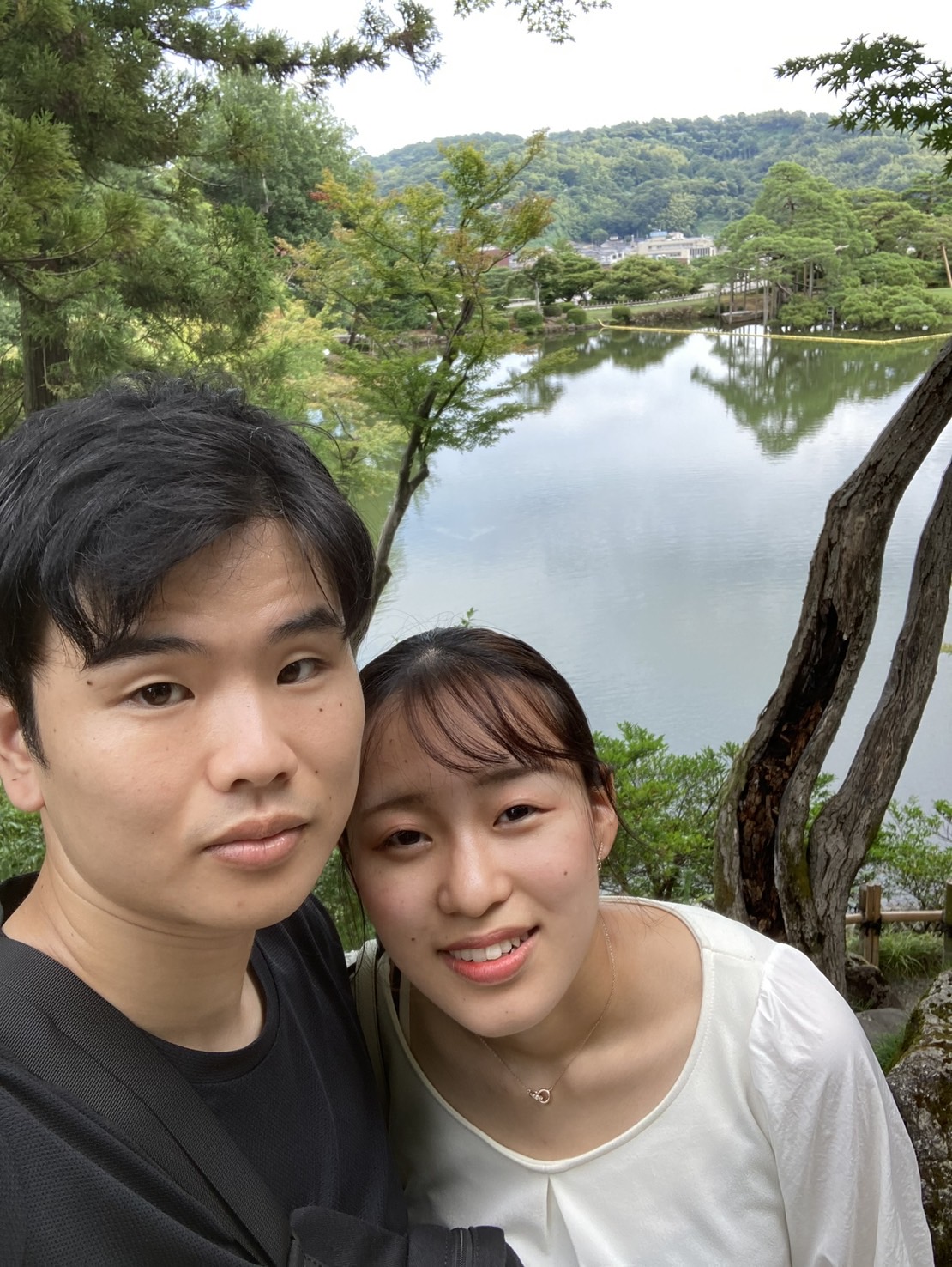 湖を背景にしたお二人の写真