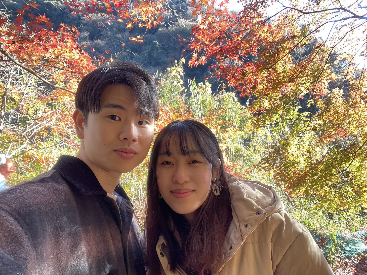 紅葉の中で撮影したお二人の写真